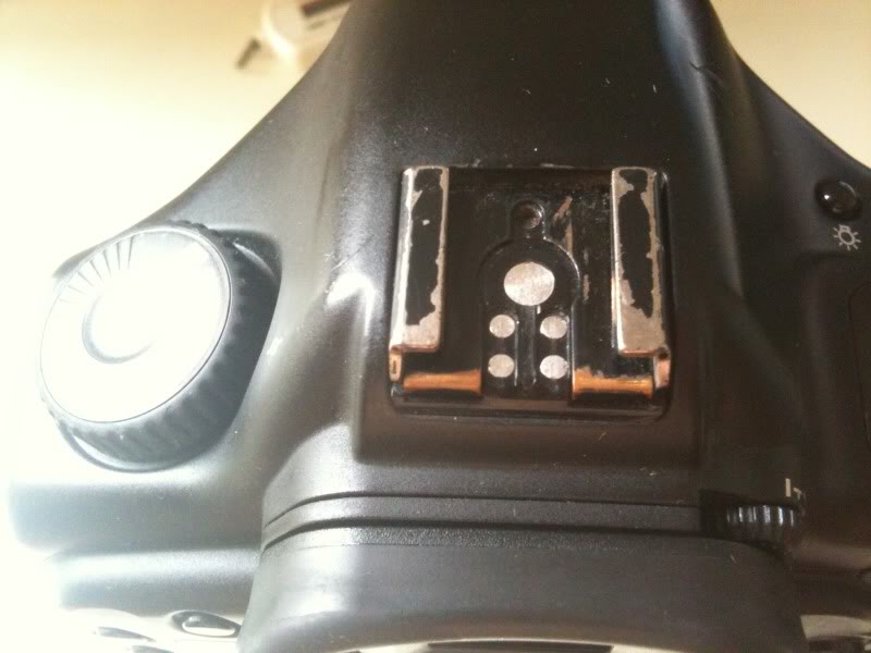 Hotshoe Peeling on a camera (Credit: bunegg)